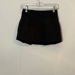 Pleated Black Lululemon tennis skirt
(12.24.85EB)